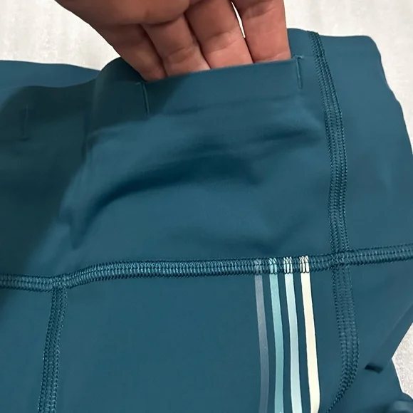 Like NEW - Lululemon High Rise Leggings - Picture 4 of 14